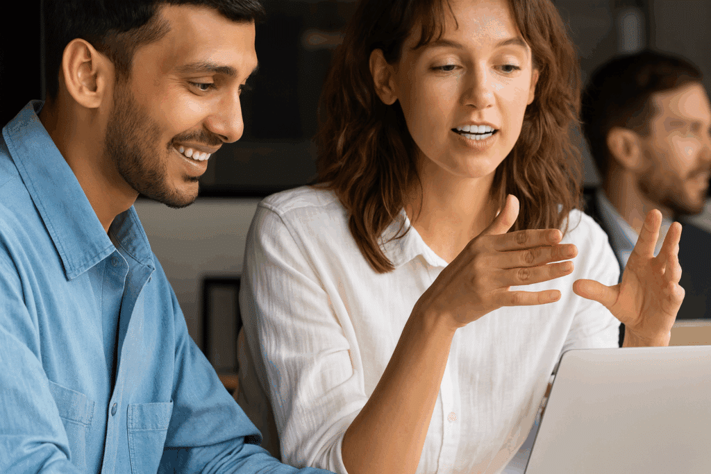 Dos personas contratan la consultoría ambiental de Safetykleen España.