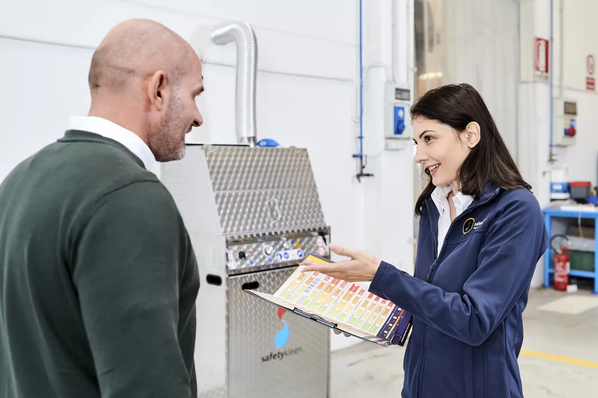 Una experta de Safetykleen ayuda al cliente a optimizar su rentabilidad industrial con la limpieza de piezas a baja temperatura.