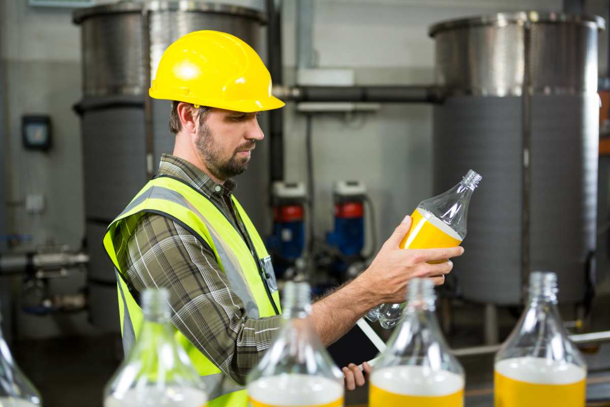 Un operario revisa los envases que producen en su planta industrial.