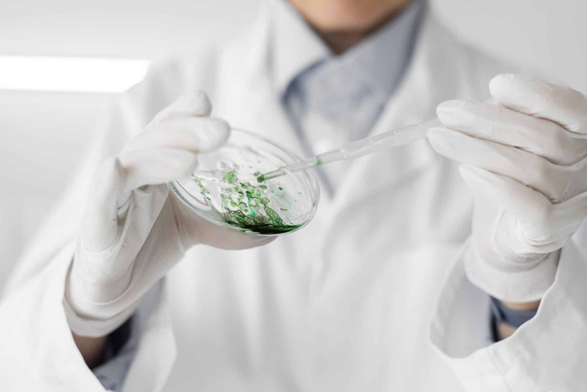 Un científico experimenta en un laboratorio con los últimos avances en biotecnología.