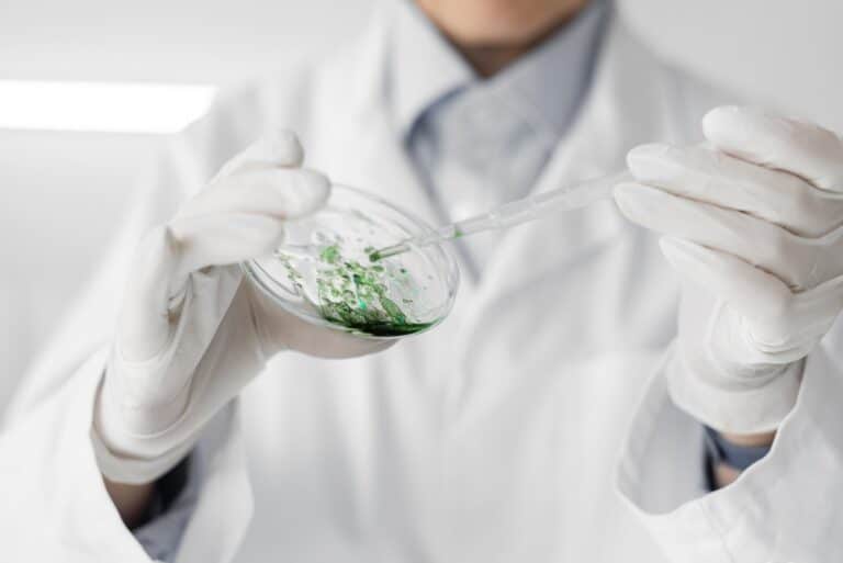 Un científico experimenta en un laboratorio con los últimos avances en biotecnología.
